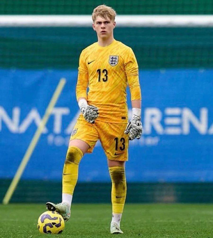 岁的奥纳纳, 门过去两个